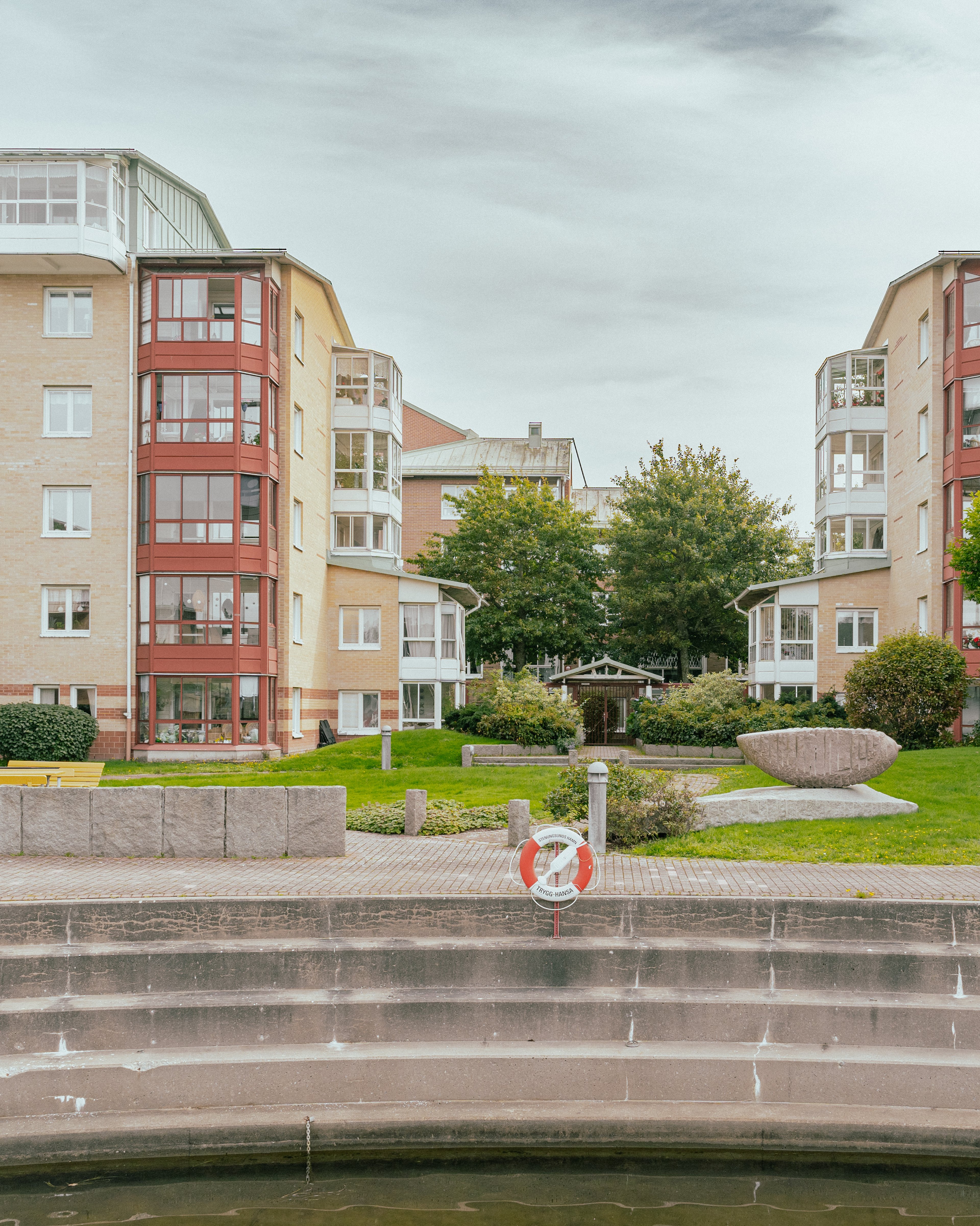 En stor betongtrappa ner mot havet med husfasader i bakgrunden