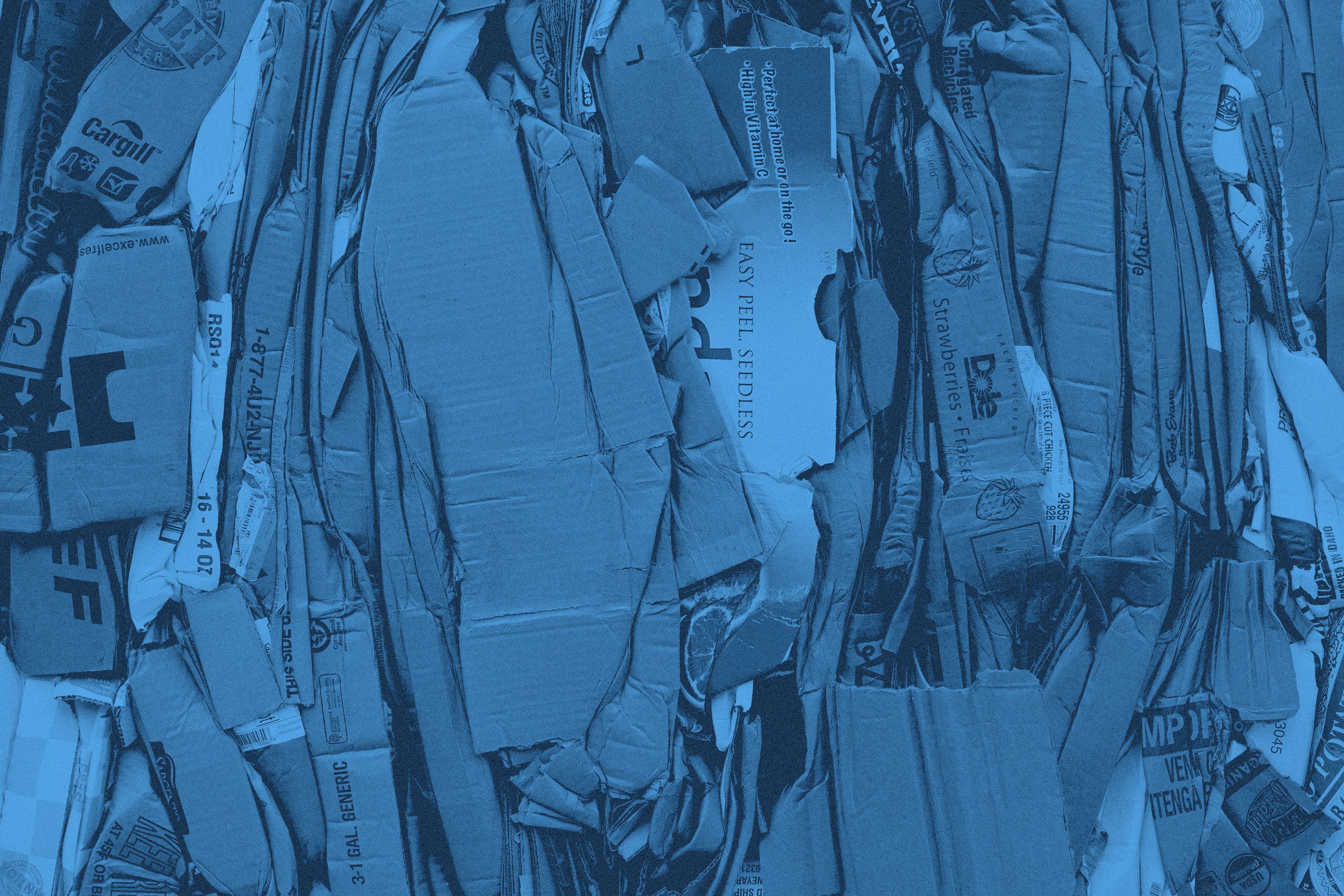 Närbild på hoppressade kartonger