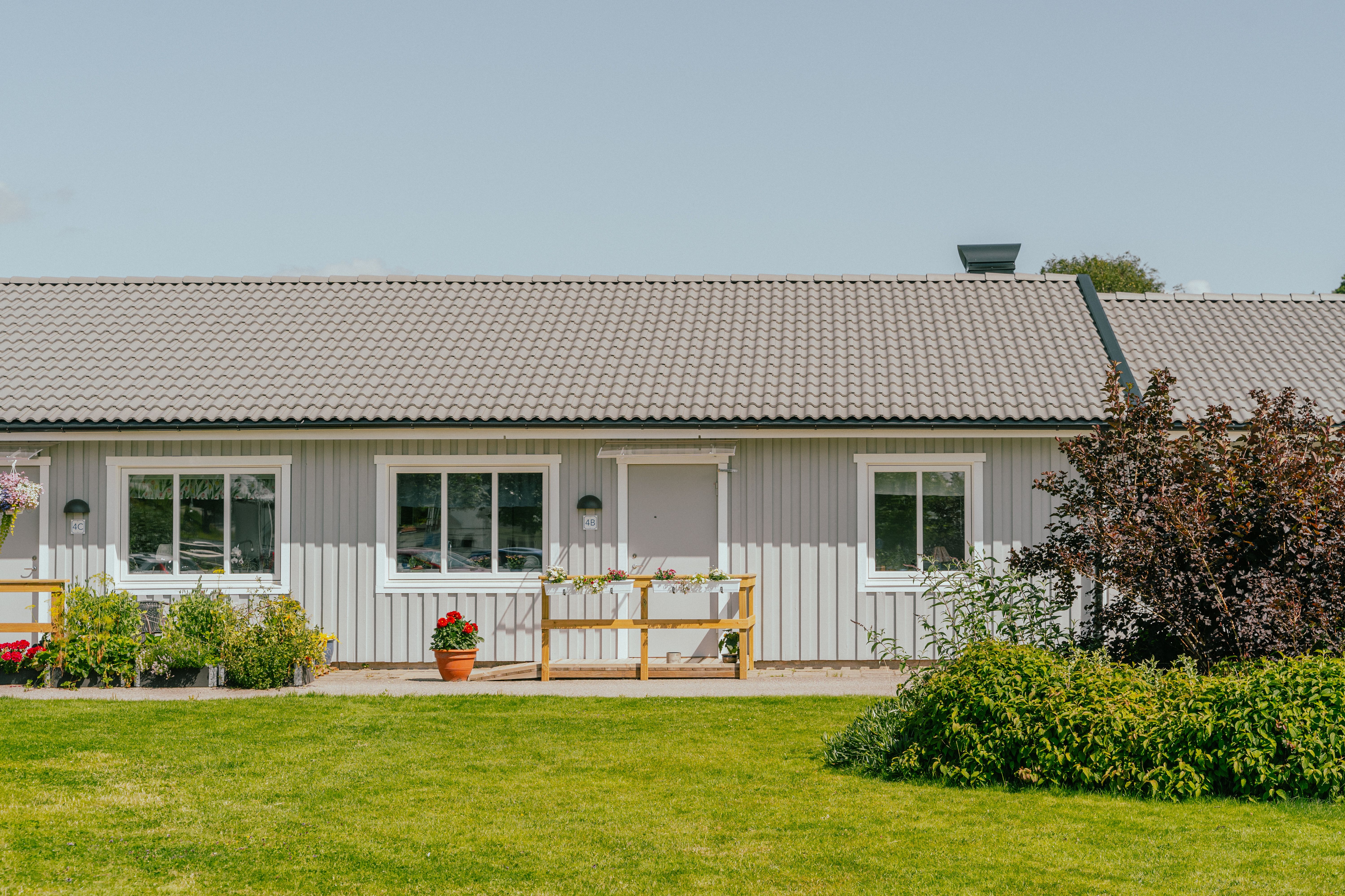 Ett enplanshus med gräsmatta framför