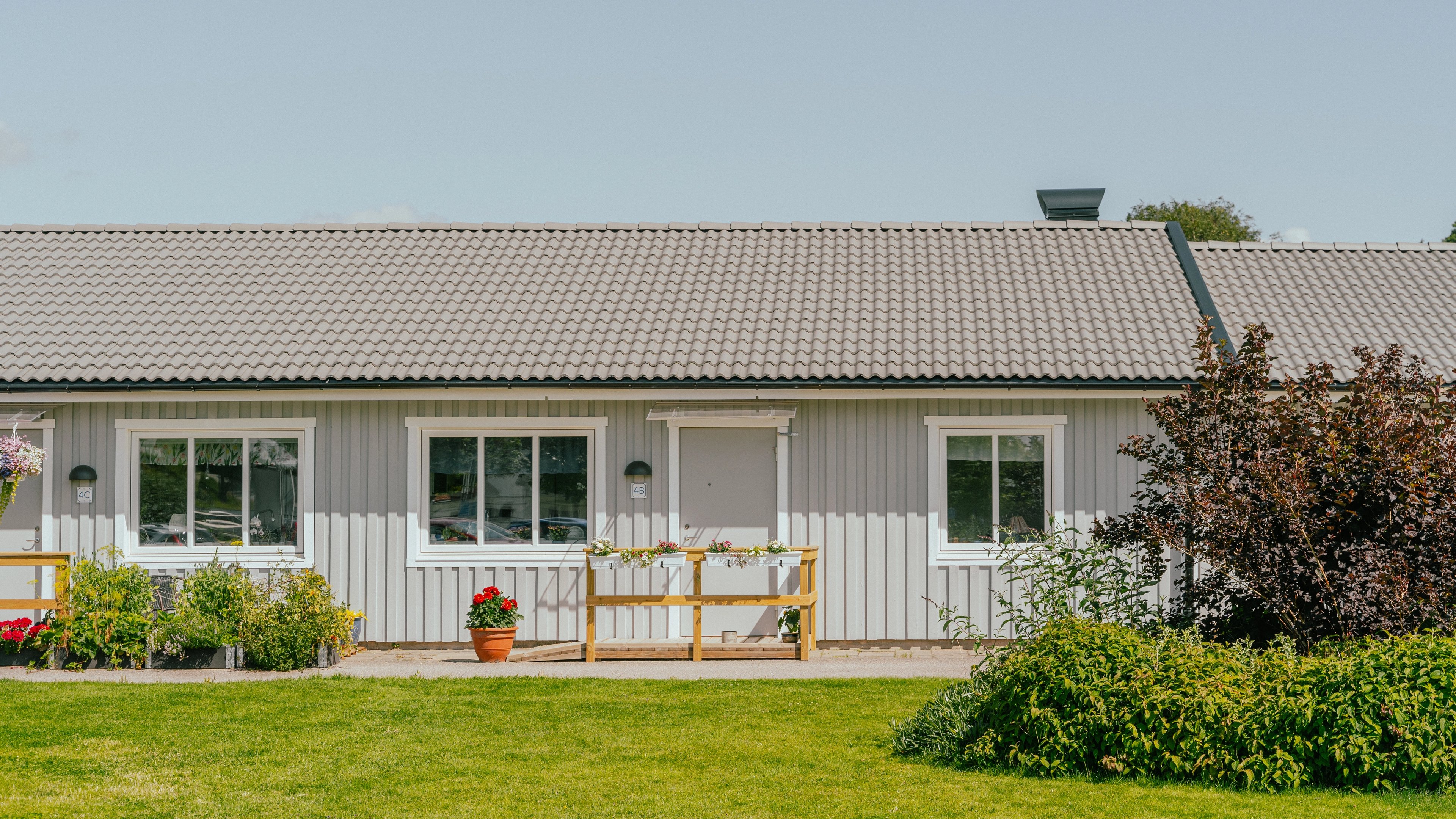 Ett enplanshus med gräsmatta framför