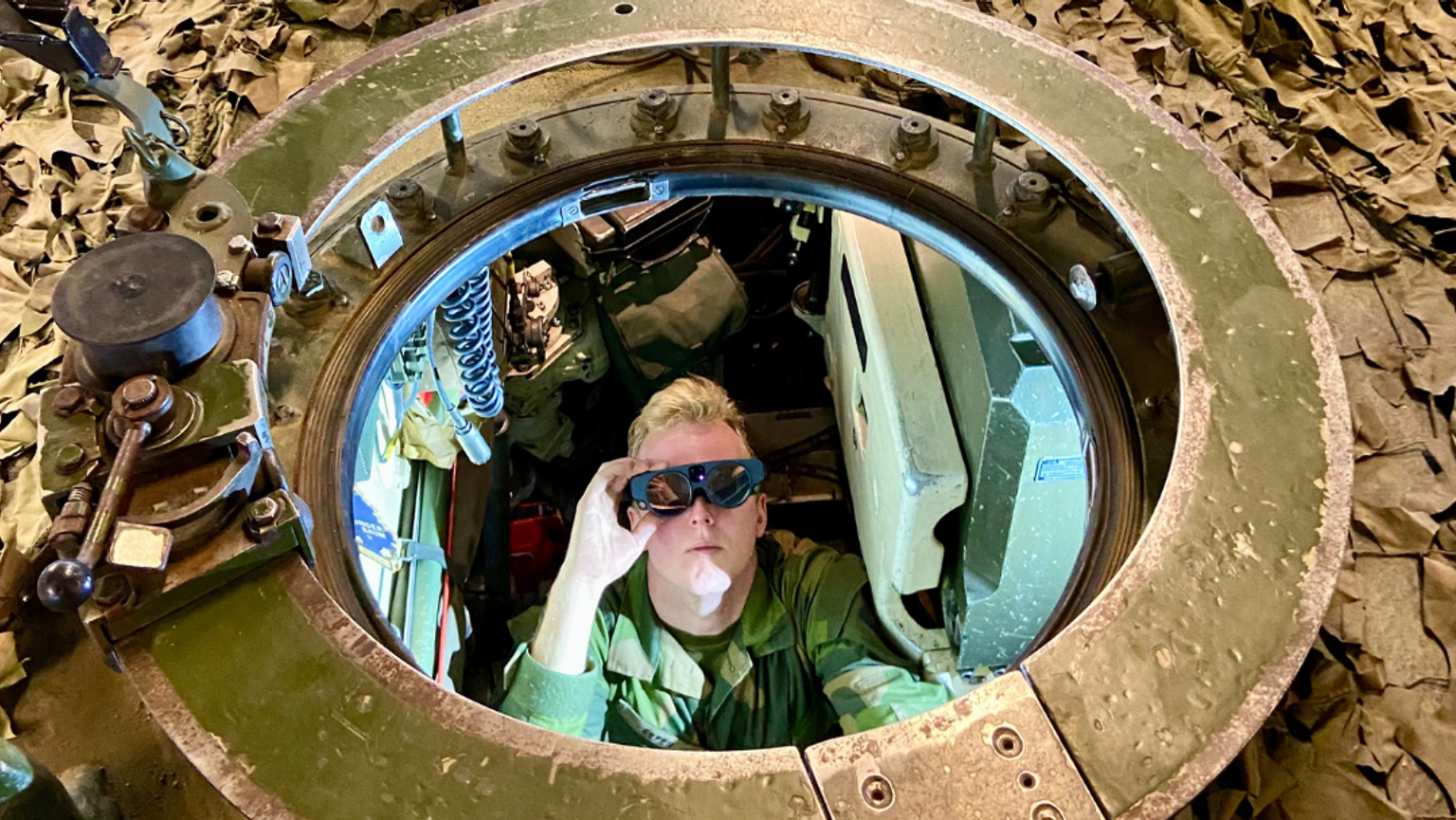Commander using the AR-headset Magic Leap to align the digital twin to the real tank
