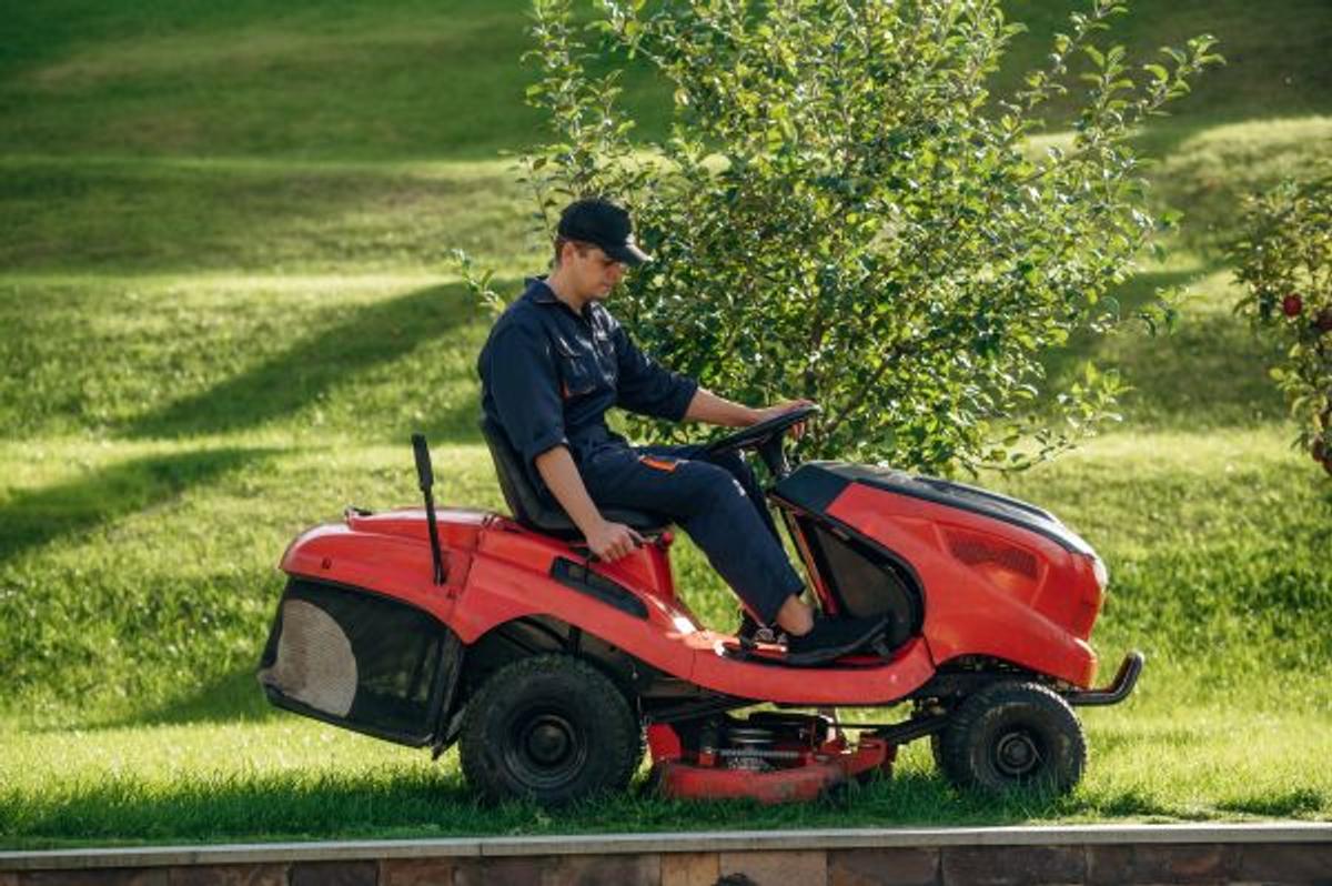 The Ultimate Guide to Lawn Mowing in Northern Virginia: Tips from a Pro