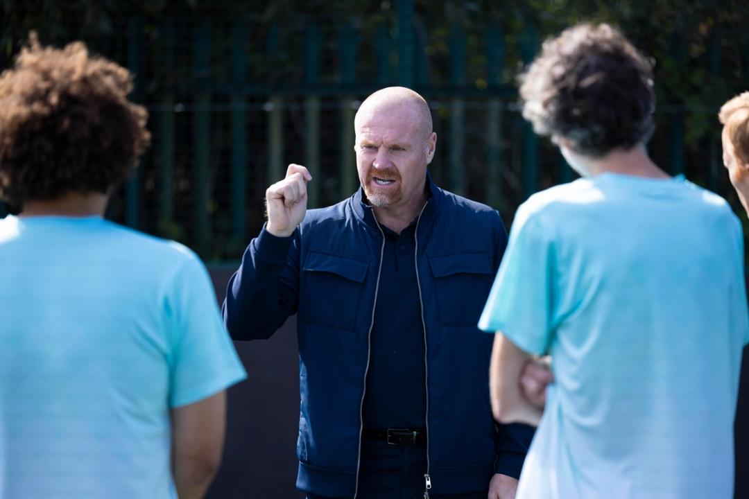 Aqua Credit Gaffer Sean Dyche giving pep talk