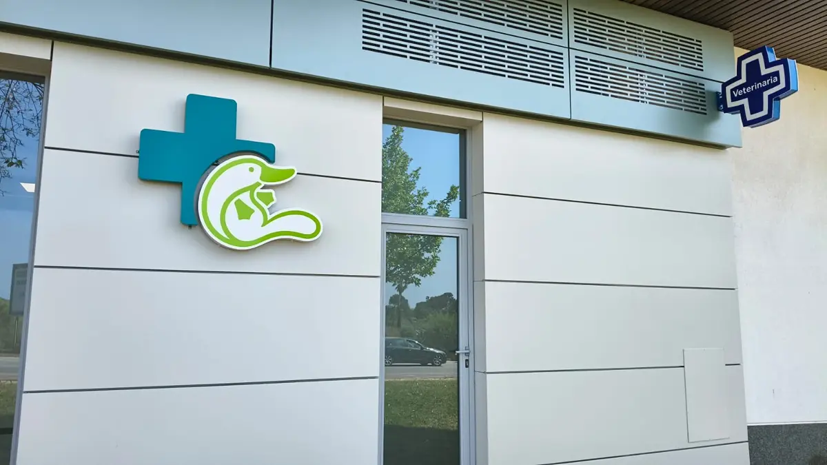 Logo en fachada de Centro Veterinario Ornitorrinco