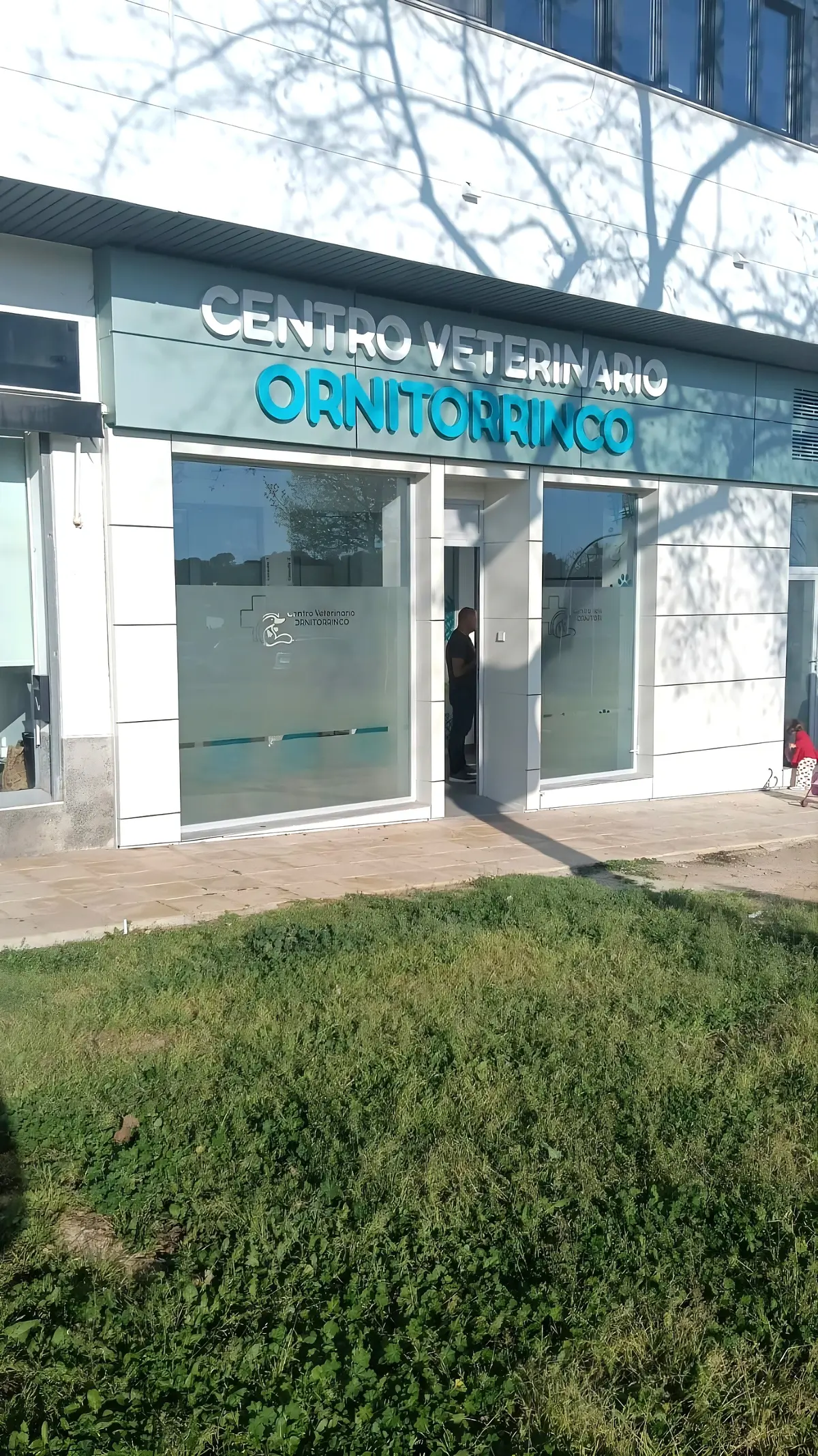 Fachada del Centro Veterinario Ornitorrinco