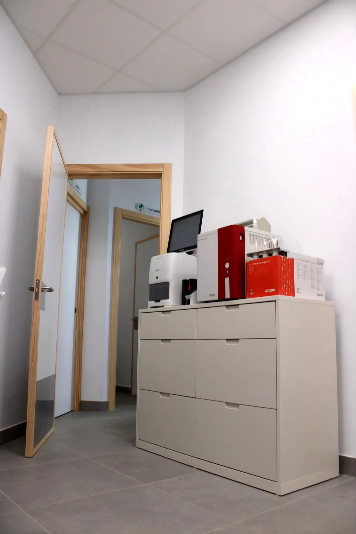 Laboratorio con equipamiento moderno