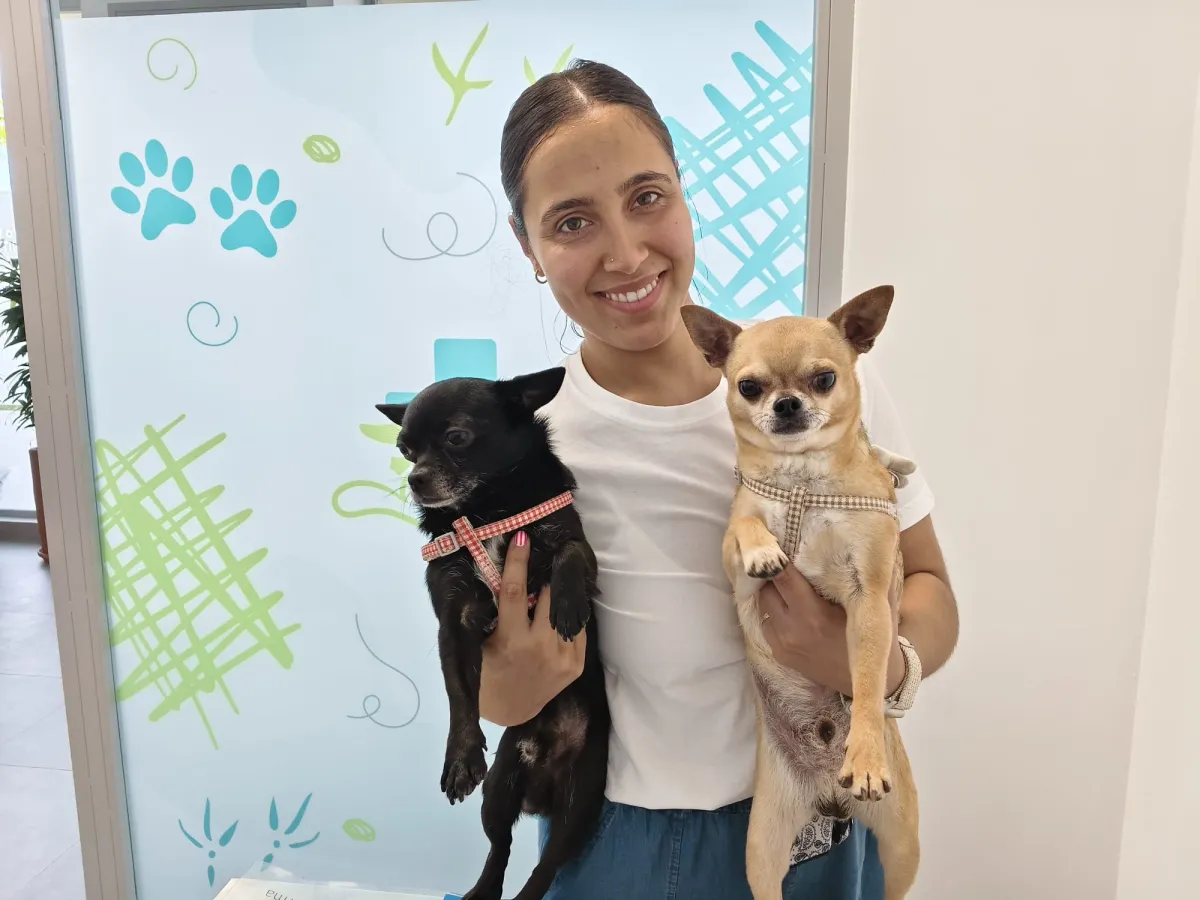 María, con Nico y Pepito en consulta