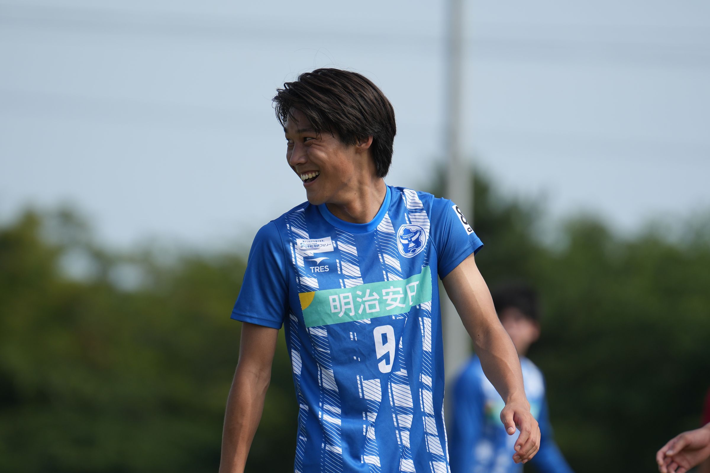 笑顔を見せる背番号9の渡邉椋選手