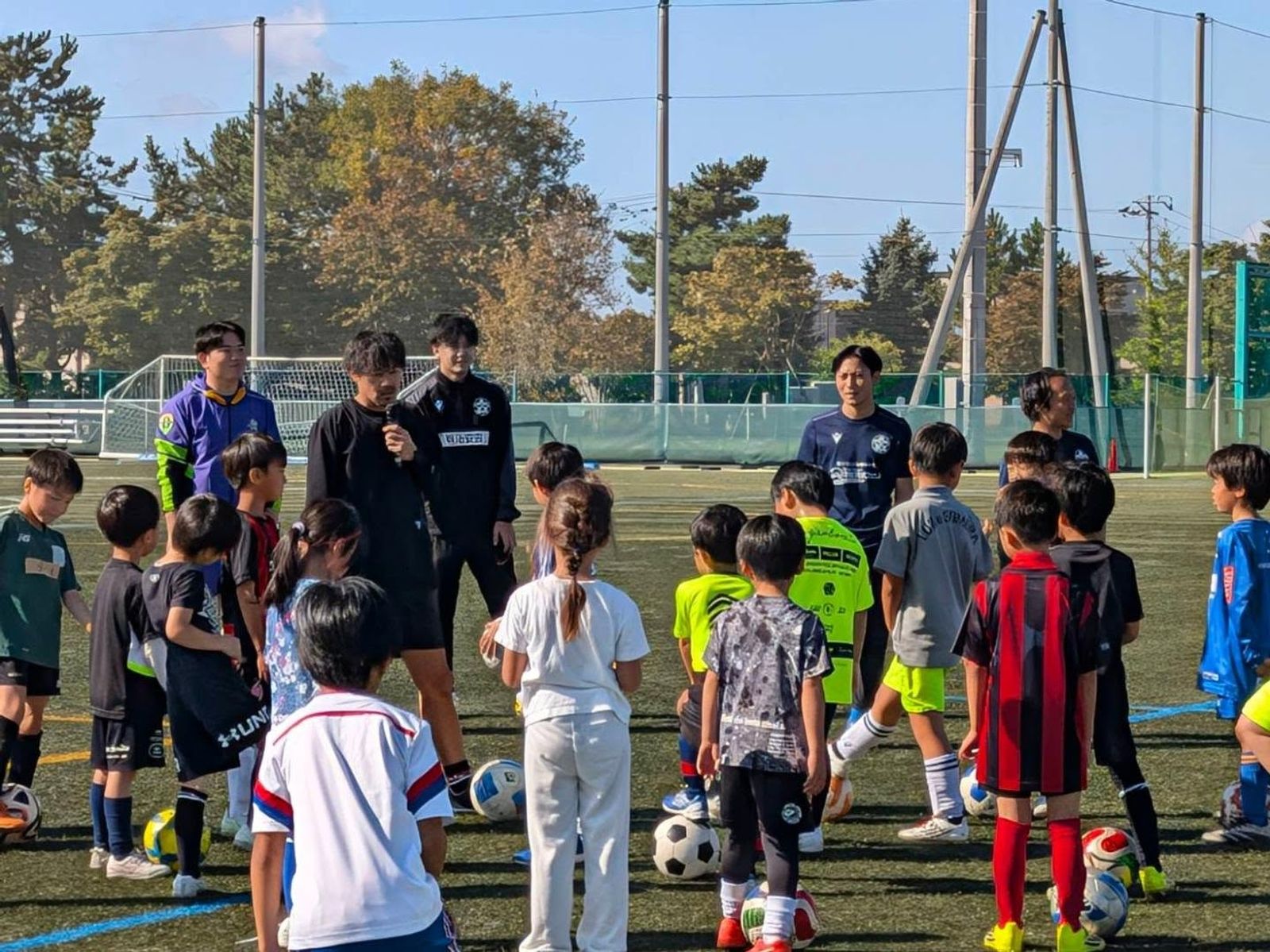 【地域活動】松井大輔さんのサッカー教室に選手が参加しました