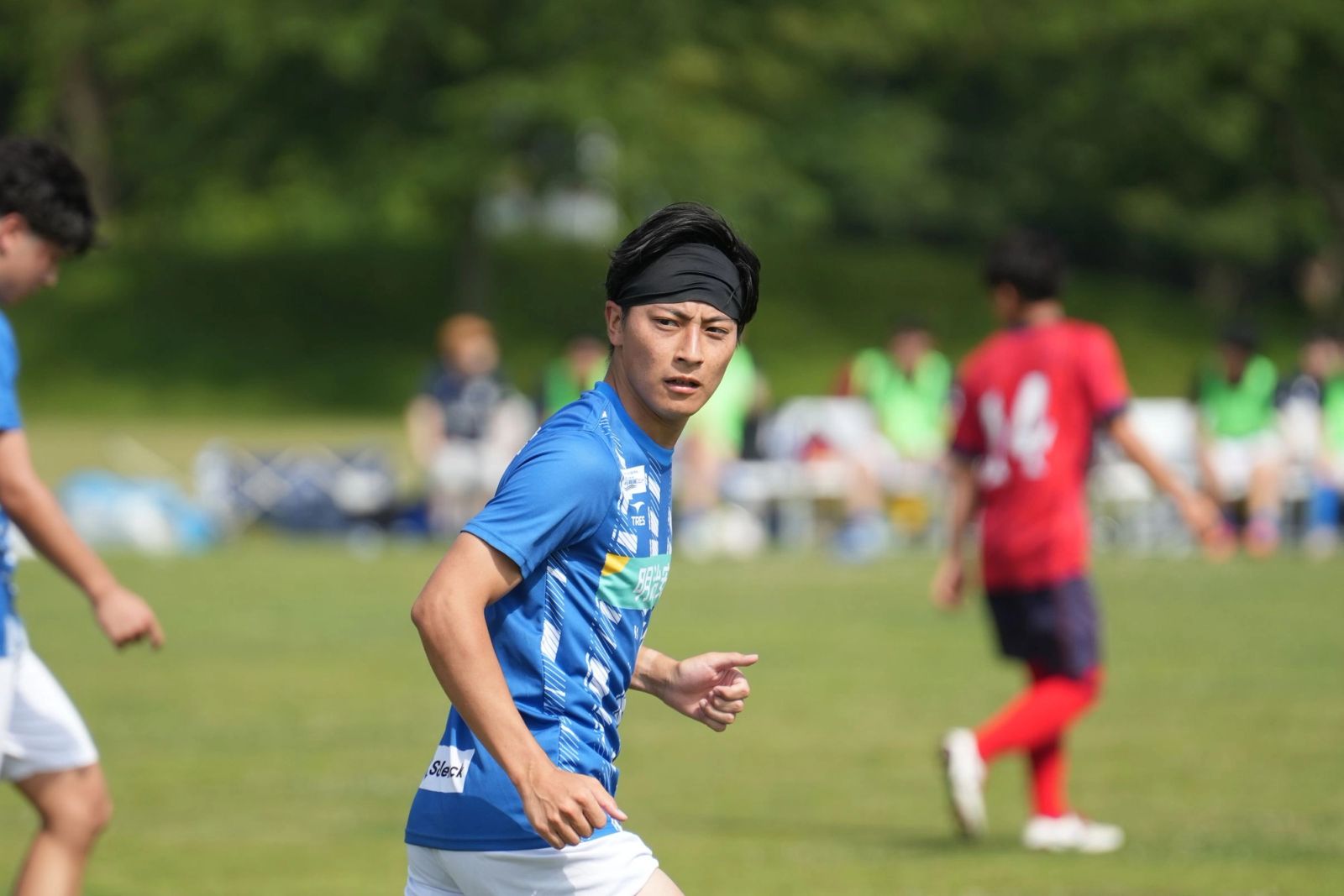 ヘアバンドを着けて走る選手