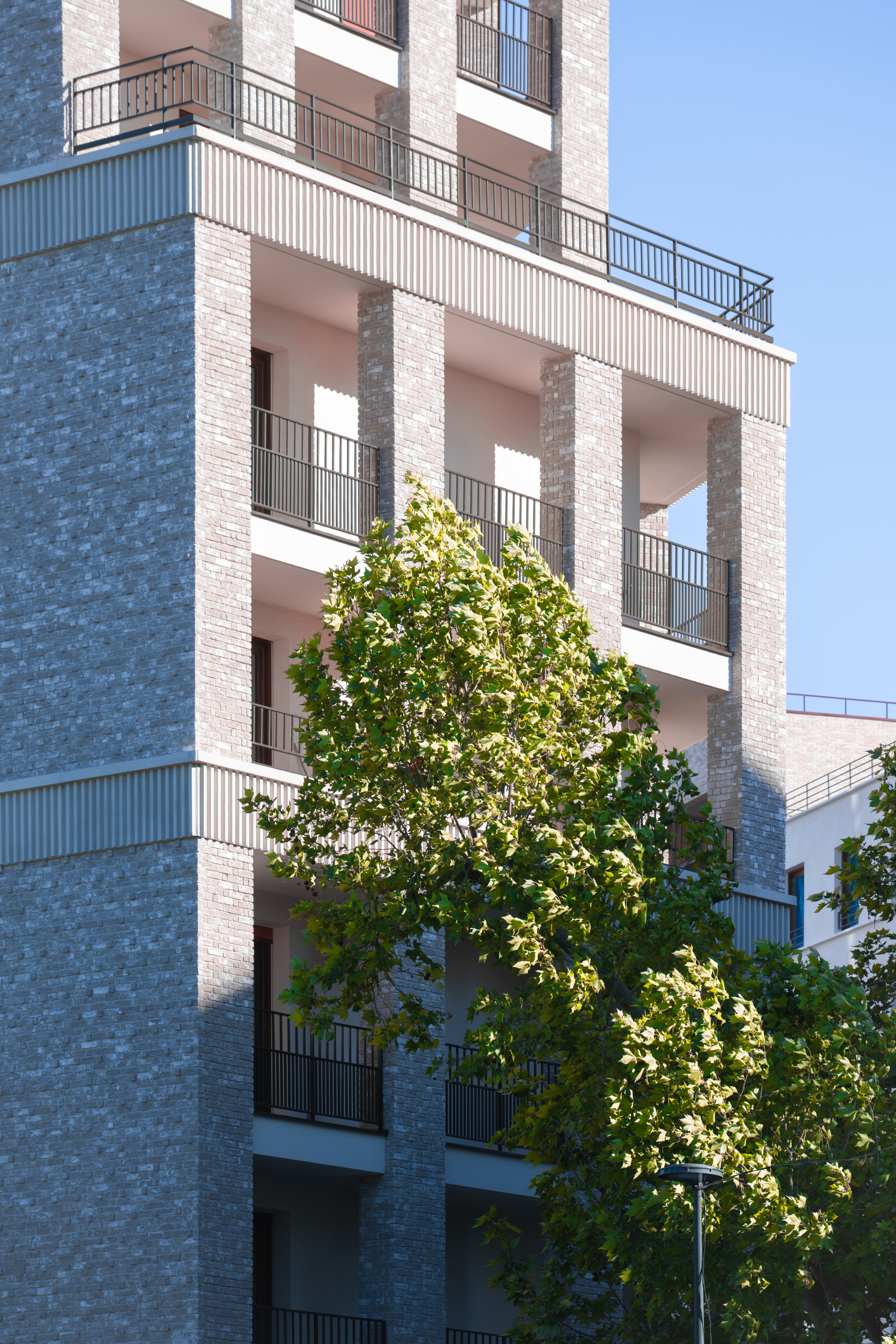 126 LOGEMENTS COLLECTIFS ET COMMERCES