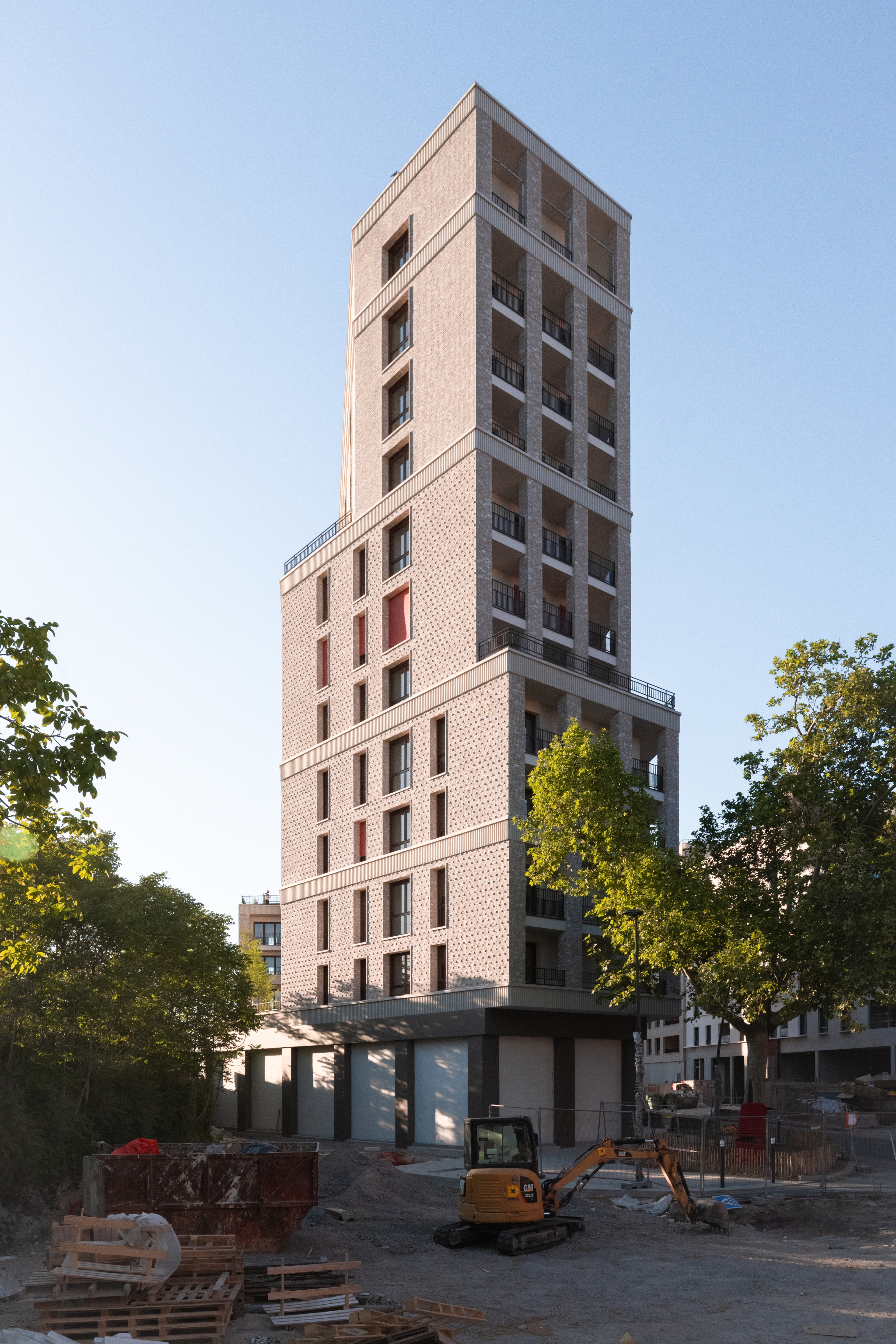 126 LOGEMENTS COLLECTIFS ET COMMERCES