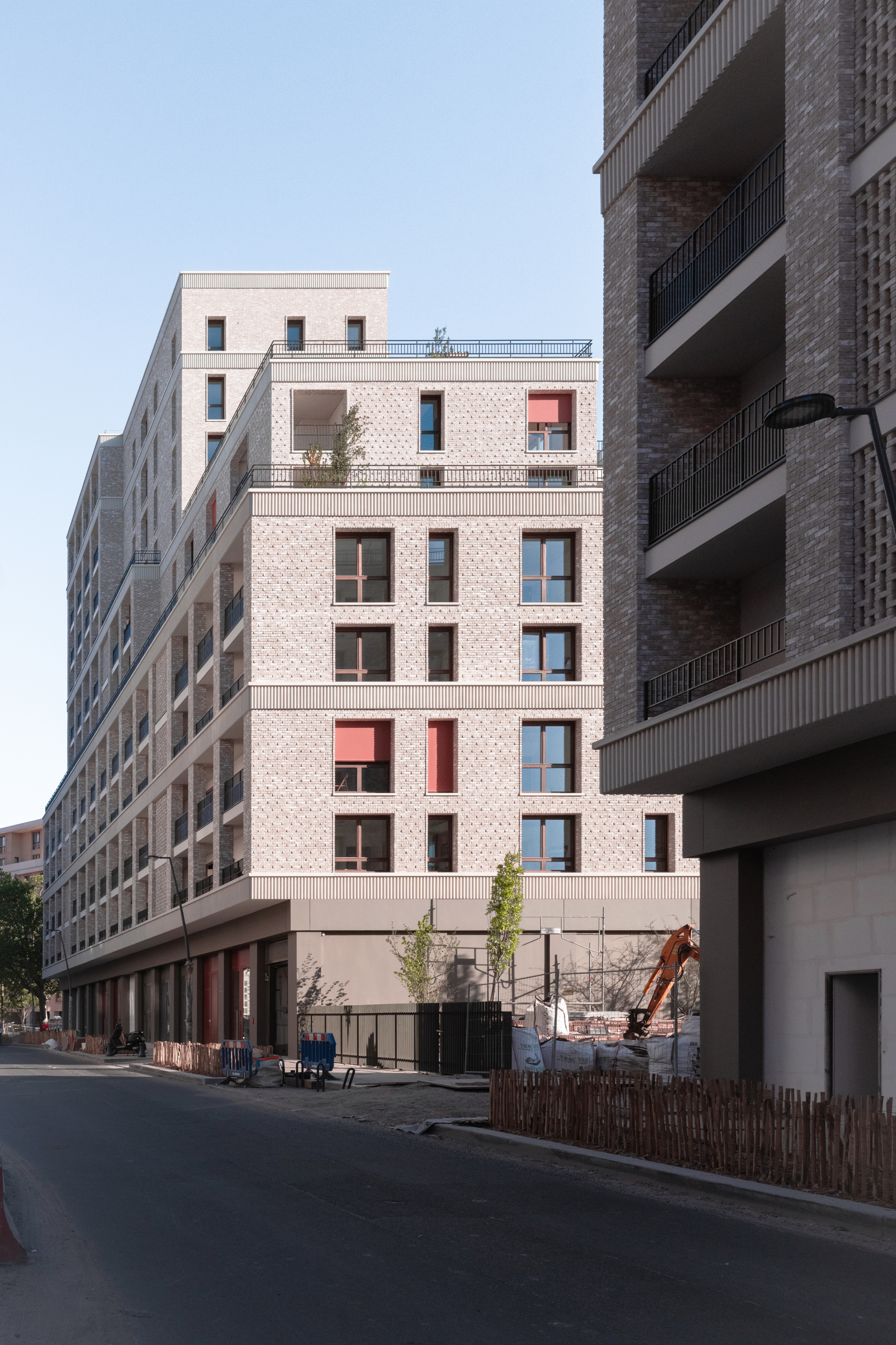 126 LOGEMENTS COLLECTIFS ET COMMERCES