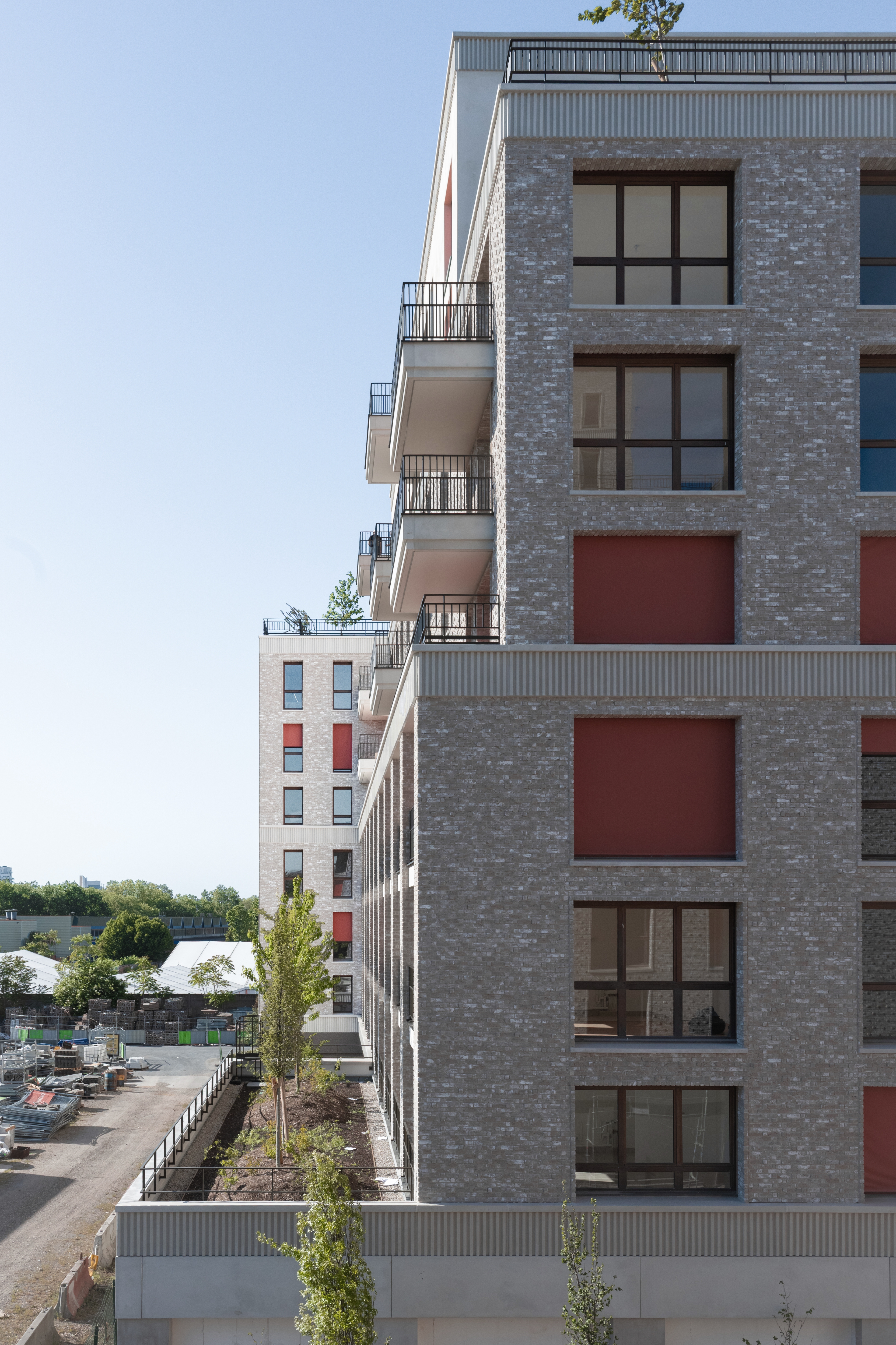 126 LOGEMENTS COLLECTIFS ET COMMERCES