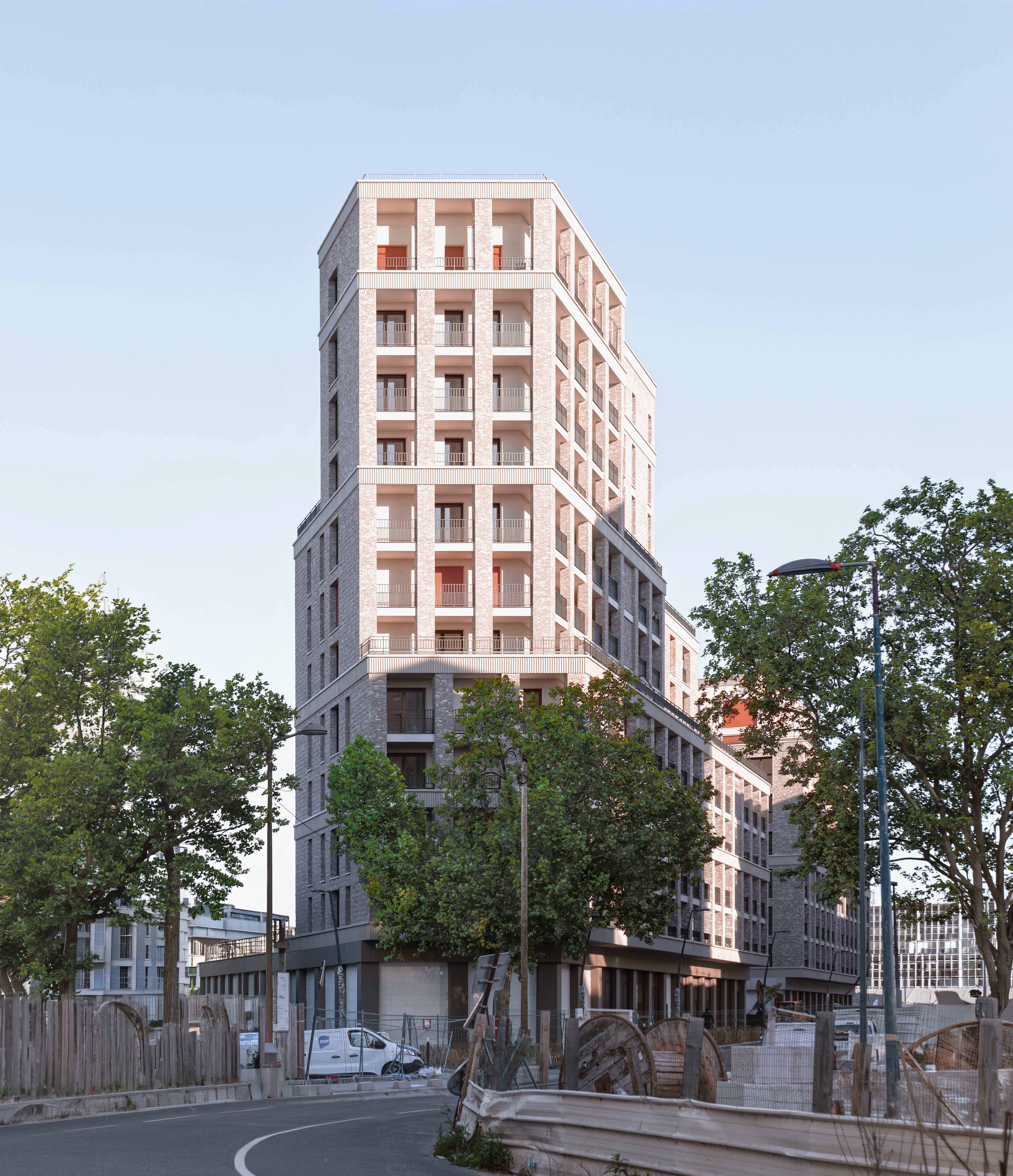 126 LOGEMENTS COLLECTIFS ET COMMERCES
