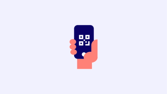En hånd som holder en telefon med QR-kode