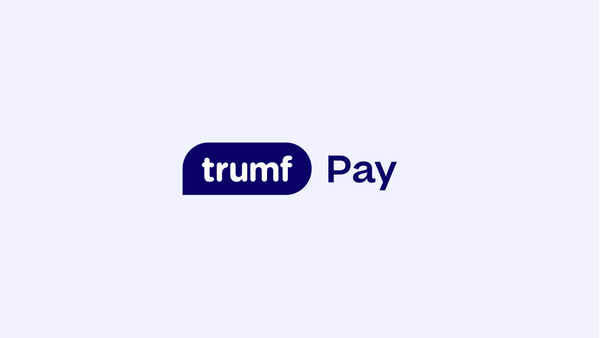 Trumf Pay-logo på lyseblå bakgrunn
