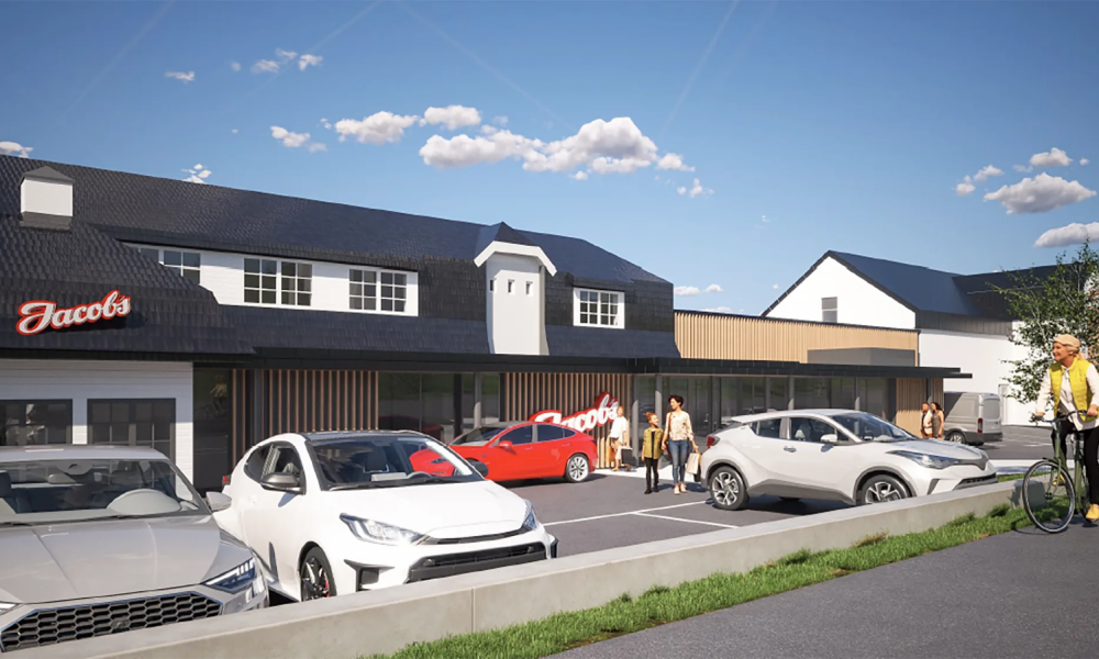 Parkeringsplass med biler foran Jacob's Holtet