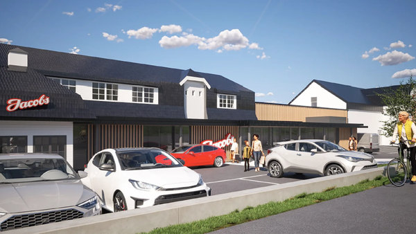 Parkeringsplass med biler foran Jacob's Holtet