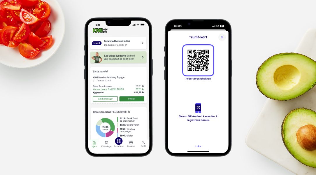 To smarttelefoner ligger på et hvitt bord og viser KIWI PLUSS-appen. På venstre side av telefonene er det en skål med oppkuttede cherrytomater, og på høyre side er det en oppkuttet avokado.