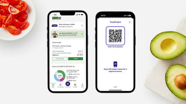 To smarttelefoner ligger på et hvitt bord og viser KIWI PLUSS-appen. På venstre side av telefonene er det en skål med oppkuttede cherrytomater, og på høyre side er det en oppkuttet avokado.