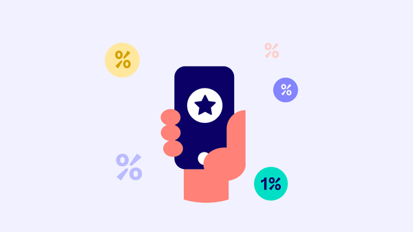 En hånd holder en mobil med bonus- og prosentikoner rundt