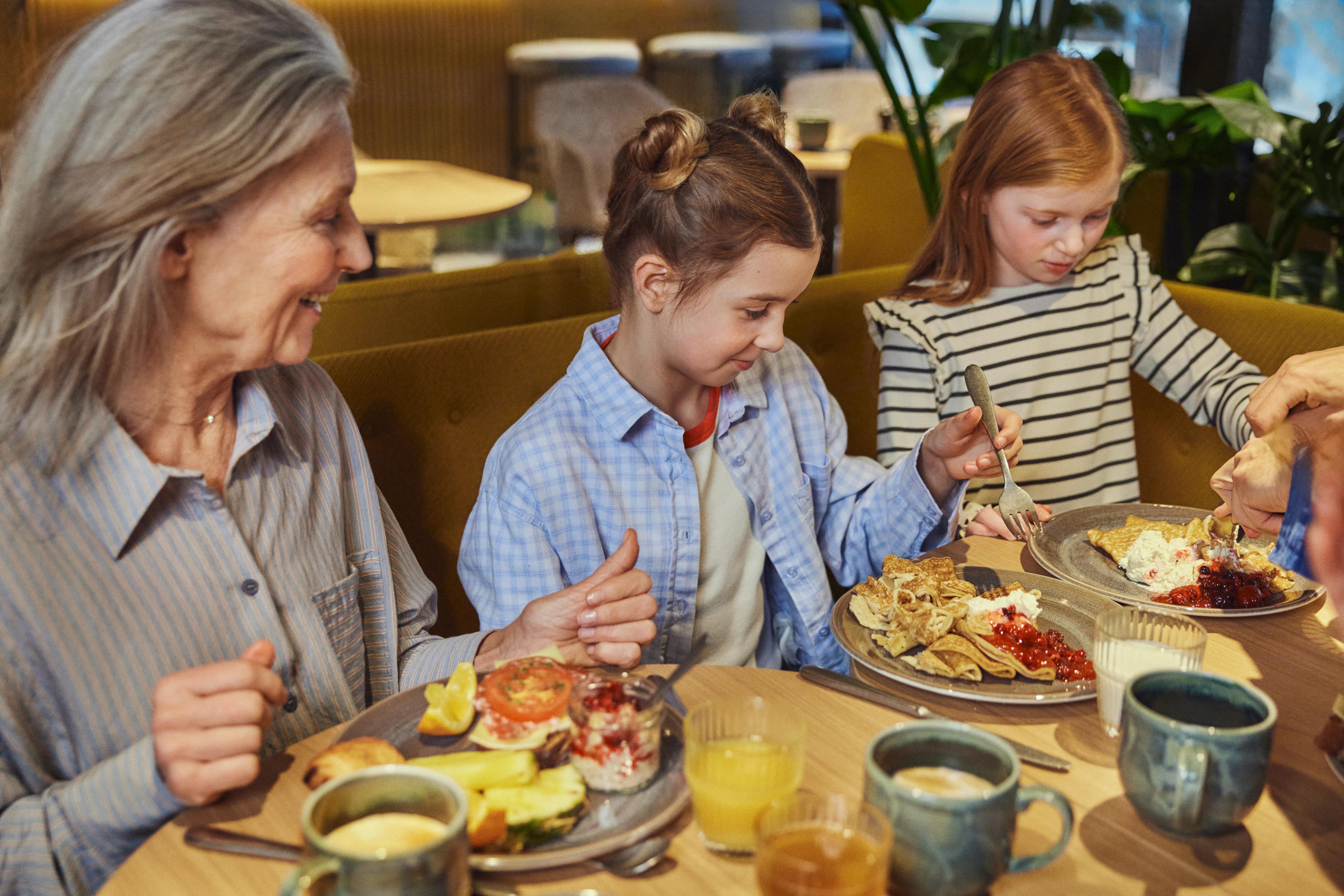 Familie spiser frokost på et Scandic-hotell