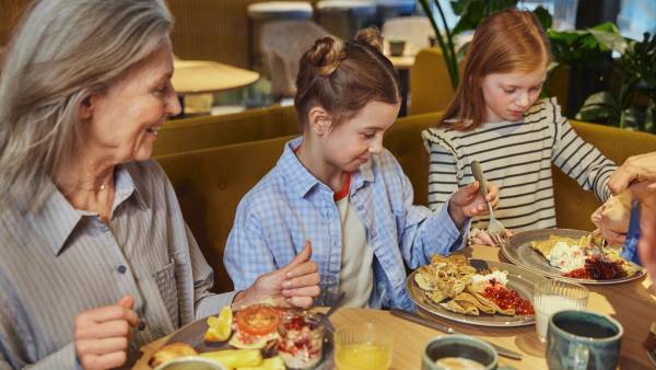 Familie spiser frokost på et Scandic-hotell