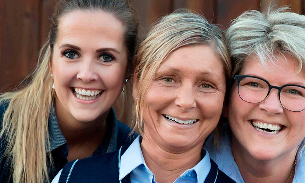 Tre smilende Joker-ansatte