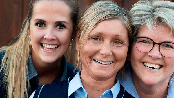 Tre smilende Joker-ansatte