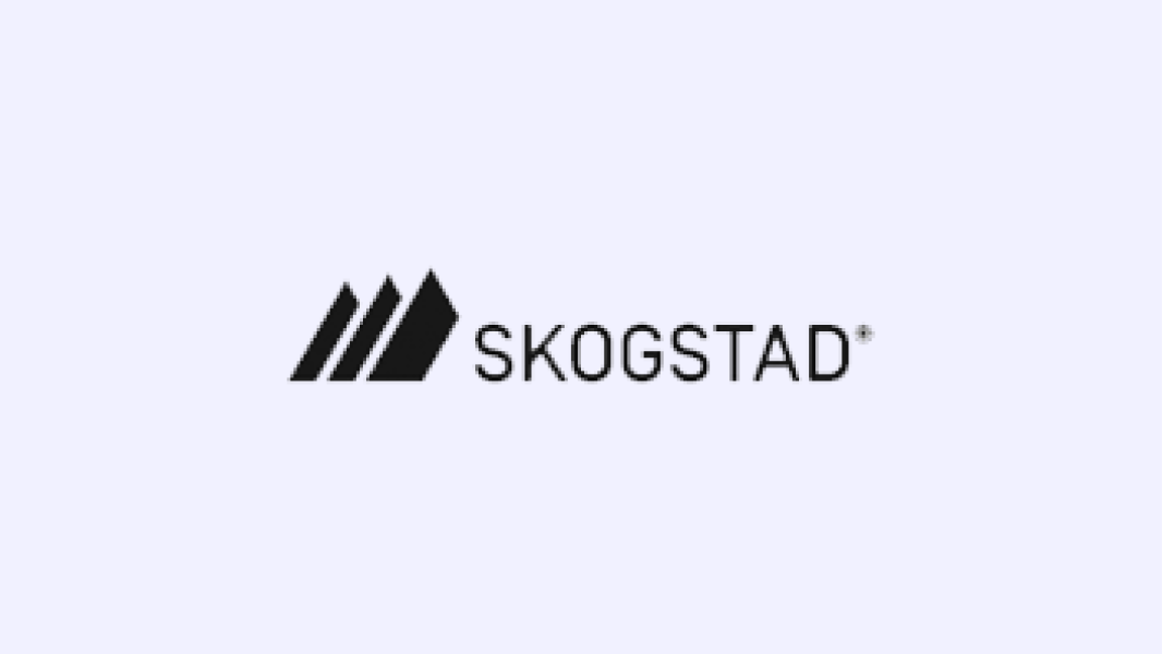 Skogstad-logoen på lyseblå bakgrunn