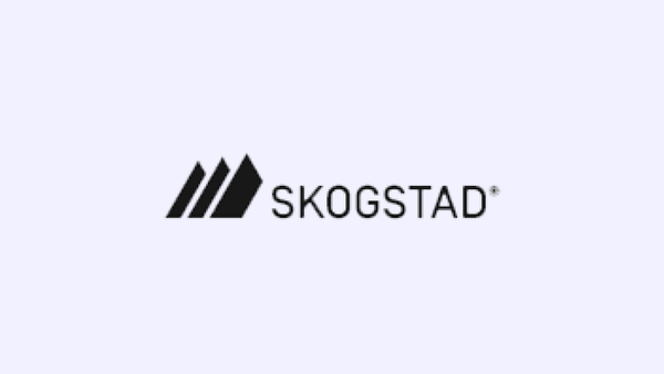Skogstad-logoen på lyseblå bakgrunn