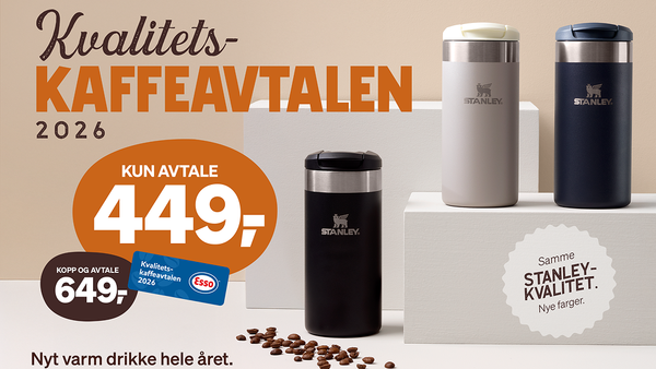 Reklamebilde som viser tre termokopper i ulike farger, kaffebønner og informasjon om kaffeavtalen for 2026 fra Esso.