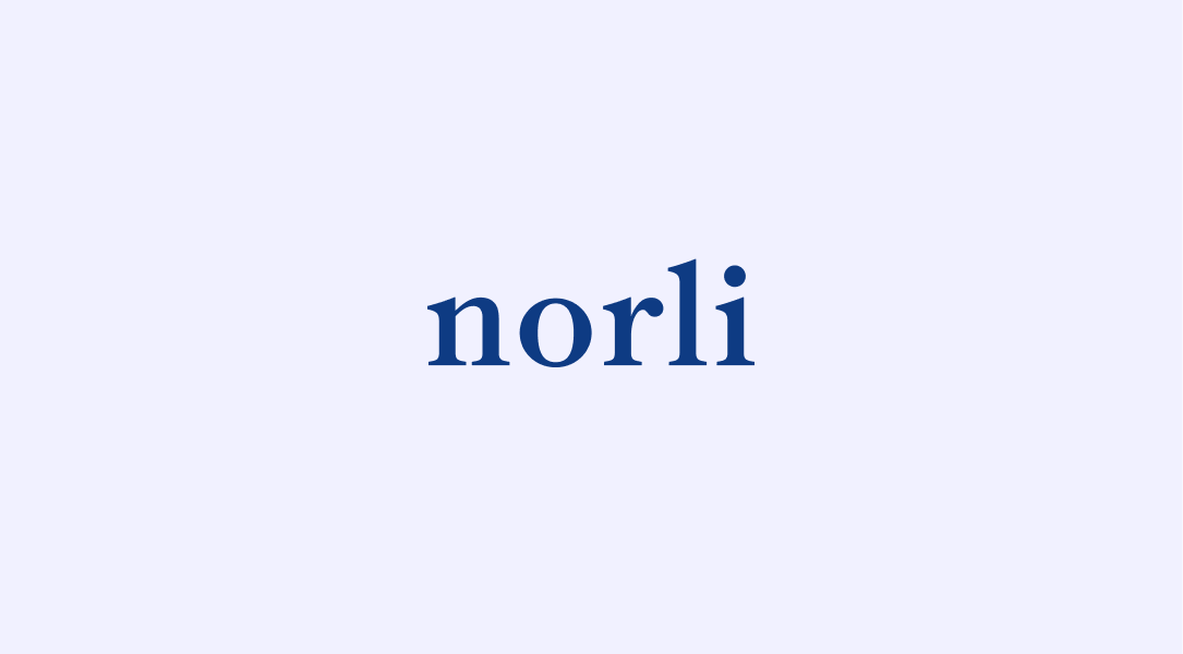 Norli-logoen på lyseblå bakgrunn
