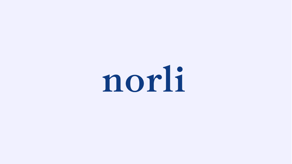 Norli-logoen på lyseblå bakgrunn