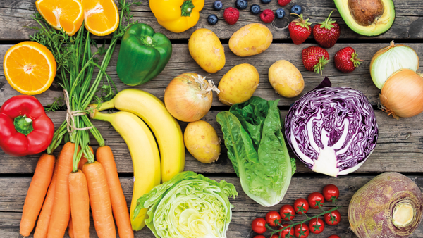 Frukt og grønt ligger spredt på et bord