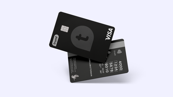 To Trumf Kredittkort stablet oppå hverandre