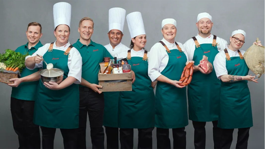 Smilende Jacobs-ansatte viser frem produkter