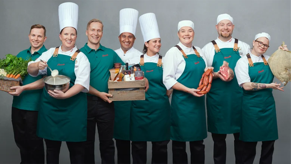 Smilende Jacobs-ansatte viser frem produkter