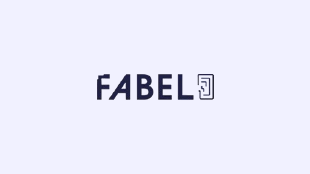 Fabel-logoen på lyseblå bakgrunn