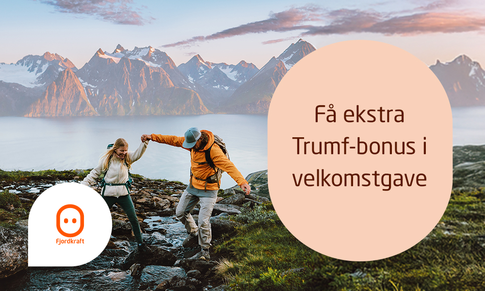 To personer går på en fjellsti med utsikt mot fjell og fjord. Grafikk med teksten «Få ekstra Trumf-bonus i velkomstgave» og Fjordkraft-logo.