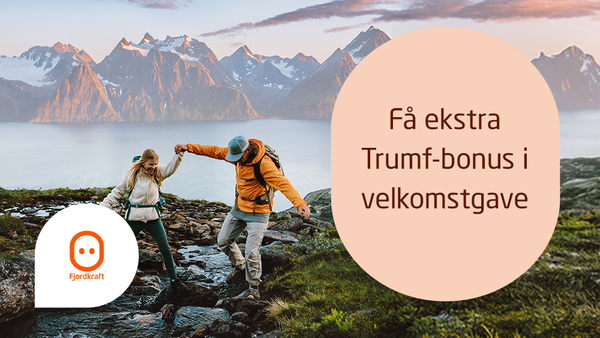 To personer går på en fjellsti med utsikt mot fjell og fjord. Grafikk med teksten «Få ekstra Trumf-bonus i velkomstgave» og Fjordkraft-logo.