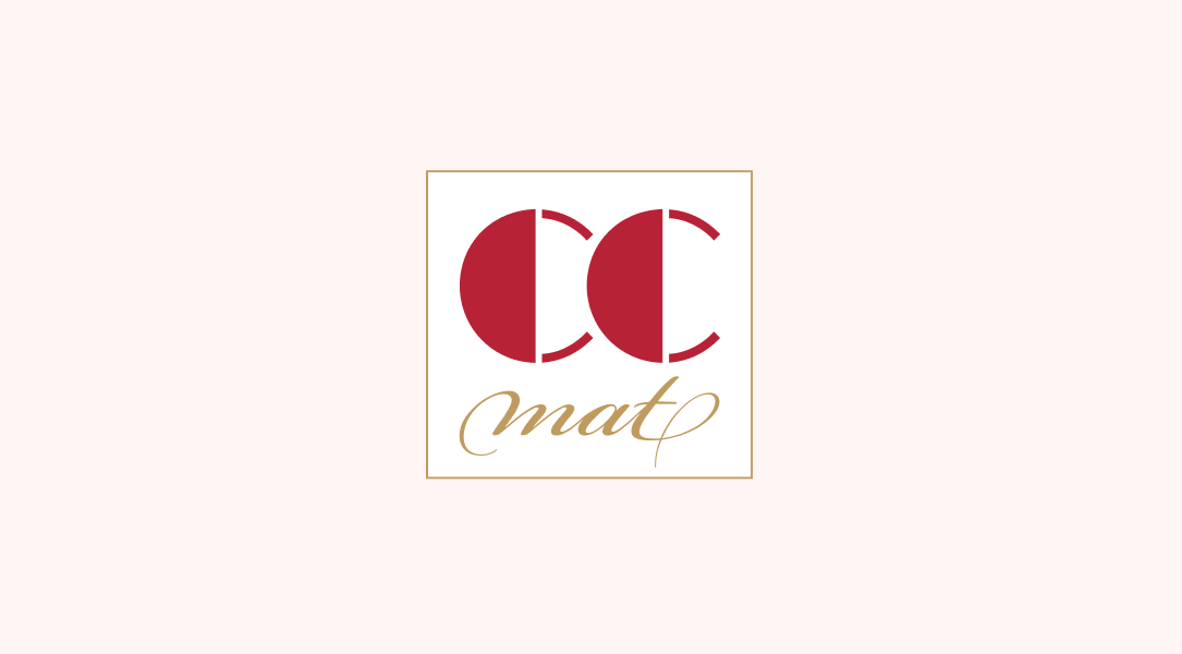 CC Mat logo på lyserød bakgrunn