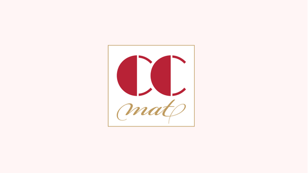 CC Mat logo på lyserød bakgrunn