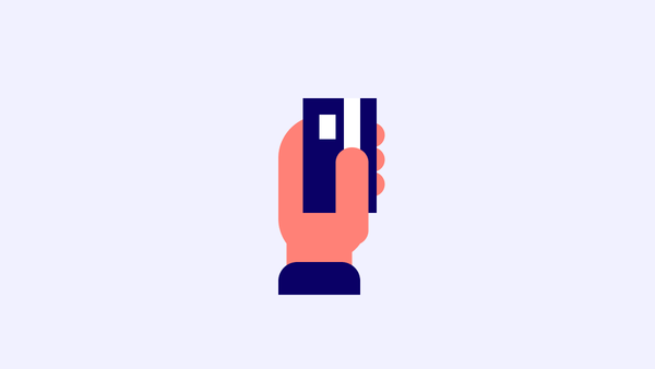 En hånd som holder bankkort klart til bruk