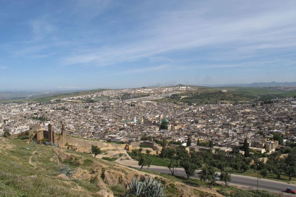 Vue d'ensemble de la médina de Fès, toits serrés à perte de vue