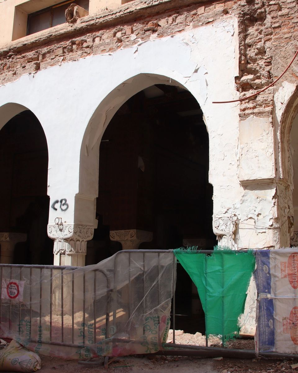 Arcades d'une mosquée en ruine de la médina de Marrakech, murs fissurés et étayés