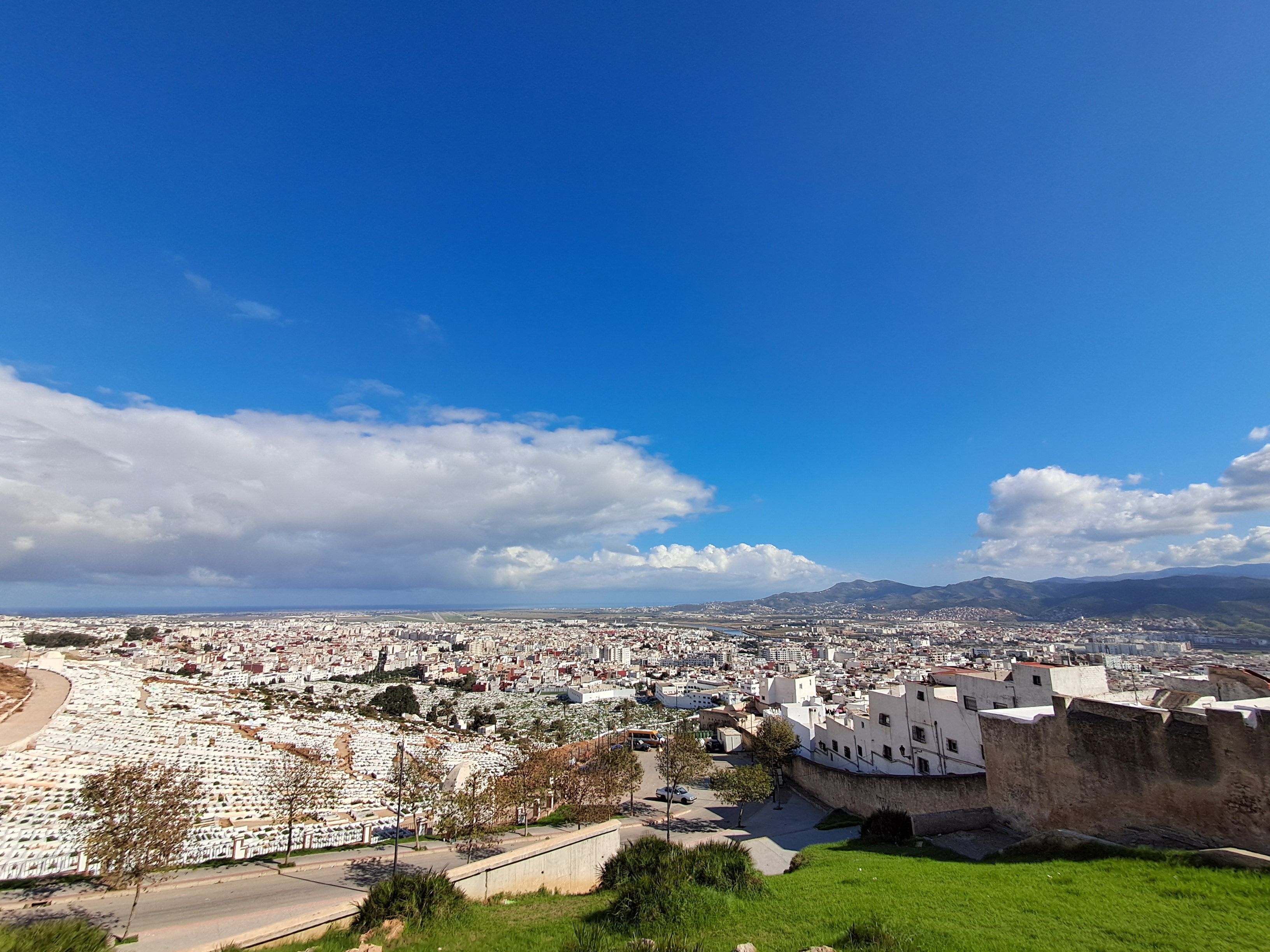 المدينة العتيقة البيضاء لتطوان عند سفح الجبال