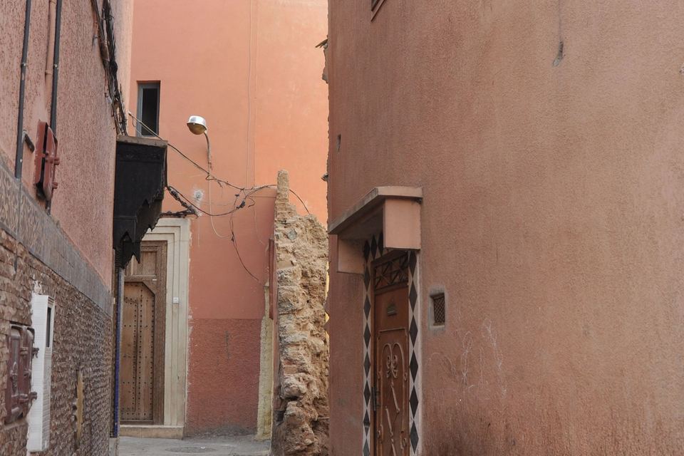 Ruelle étroite aux murs ocre dans la médina de Marrakech, sans passant