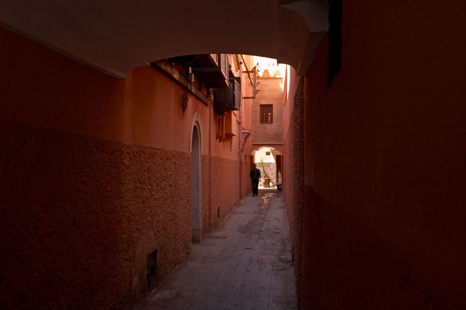 Ruelle résidentielle près de Bab Doukkala, maisons ocre accolées, médina de Marrakech